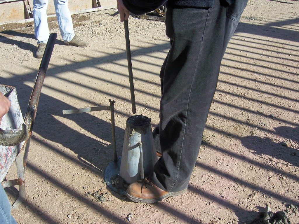 Ensaio de slump test em concreto fresco realizado no canteiro